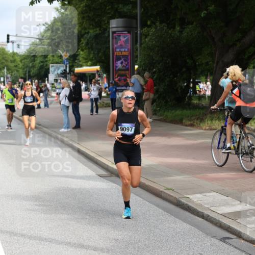 29.06.2025 - hella hamburg halbmarathon Yannick Fuchs http://msf.ph/oto/8165183 29.06.2025 10:22:28 20KM 5344, 9097, 9804, 10485, 12341, 13941, 13956, 14019, 14828, 15136, 15583, 17893, 18037, 18124, 19050, 19114 meine-sportfotos.de