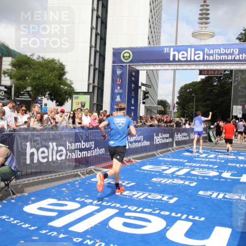 29.06.2025 - hella hamburg halbmarathon Michael Strokosch http://msf.ph/oto/8165203 29.06.2025 10:34:20 Ziel 1080, 3005, 7884, 7901, 14784, 18906 meine-sportfotos.de