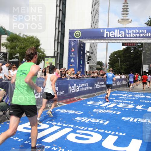 29.06.2025 - hella hamburg halbmarathon Michael Strokosch http://msf.ph/oto/8165225 29.06.2025 10:34:21 Ziel 1002, 1080, 3005, 7901, 14784, 18906 meine-sportfotos.de