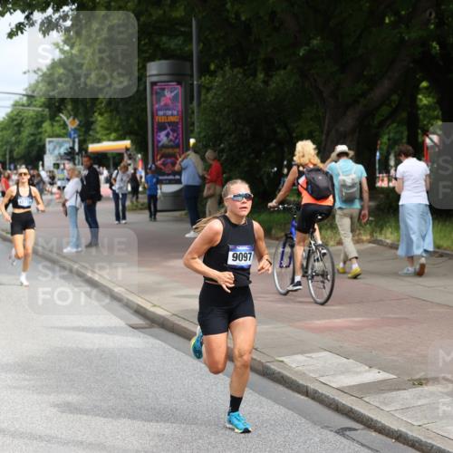 29.06.2025 - hella hamburg halbmarathon Yannick Fuchs http://msf.ph/oto/8165233 29.06.2025 10:22:28 20KM 5344, 9097, 9804, 10485, 12341, 13941, 13956, 14019, 14828, 15136, 15583, 17893, 18037, 18124, 19050, 19114 meine-sportfotos.de