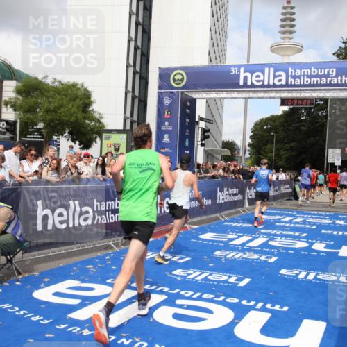 29.06.2025 - hella hamburg halbmarathon Michael Strokosch http://msf.ph/oto/8165255 29.06.2025 10:34:21 Ziel 1002, 1080, 3005, 7901, 14784, 18906 meine-sportfotos.de