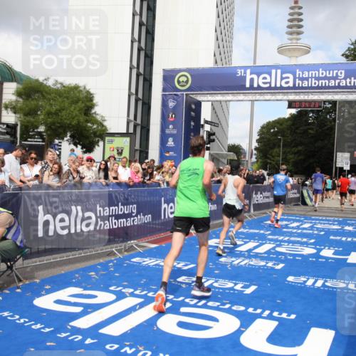 29.06.2025 - hella hamburg halbmarathon Michael Strokosch http://msf.ph/oto/8165268 29.06.2025 10:34:22 Ziel 1002, 1080, 3005, 7901, 14784, 18906 meine-sportfotos.de