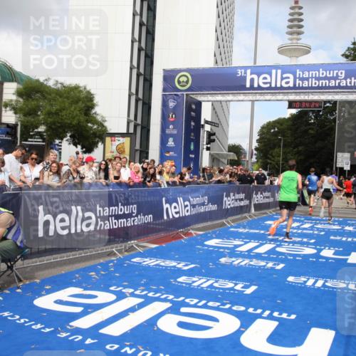 29.06.2025 - hella hamburg halbmarathon Michael Strokosch http://msf.ph/oto/8165298 29.06.2025 10:34:23 Ziel 1002, 1080, 3005, 14784, 16417 meine-sportfotos.de