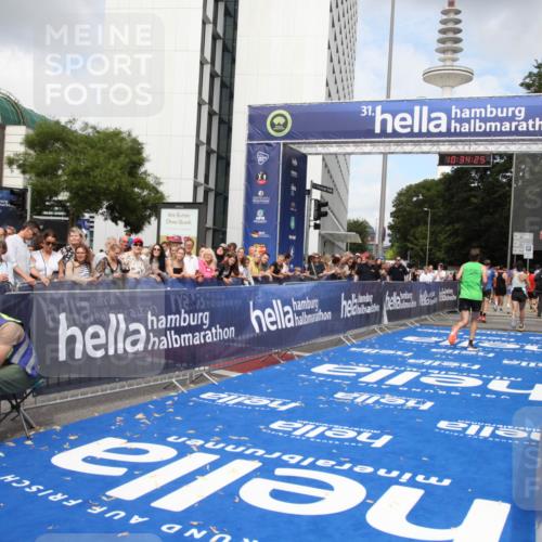 29.06.2025 - hella hamburg halbmarathon Michael Strokosch http://msf.ph/oto/8165338 29.06.2025 10:34:24 Ziel 1002, 1080, 3005, 5550, 14784, 16417 meine-sportfotos.de