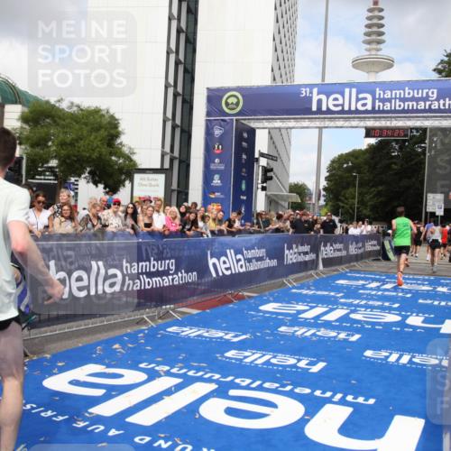 29.06.2025 - hella hamburg halbmarathon Michael Strokosch http://msf.ph/oto/8165361 29.06.2025 10:34:24 Ziel 1002, 1080, 3005, 5550, 14784, 16417 meine-sportfotos.de