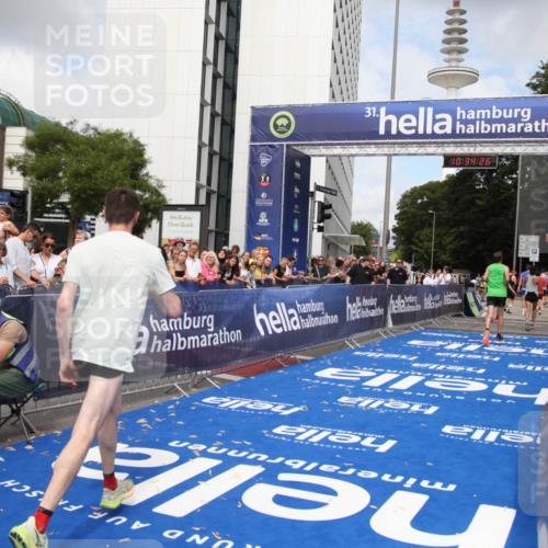 29.06.2025 - hella hamburg halbmarathon Michael Strokosch http://msf.ph/oto/8165385 29.06.2025 10:34:25 Ziel 1002, 1080, 3005, 5550, 9686, 14784, 16417 meine-sportfotos.de