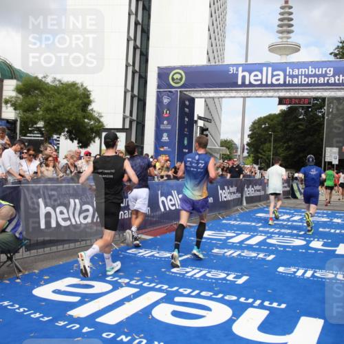 29.06.2025 - hella hamburg halbmarathon Michael Strokosch http://msf.ph/oto/8165438 29.06.2025 10:34:27 Ziel 1002, 5550, 9686, 14784, 16417, 18099 meine-sportfotos.de