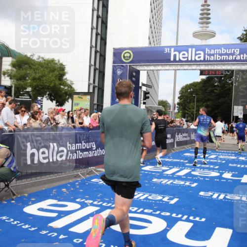 29.06.2025 - hella hamburg halbmarathon Michael Strokosch http://msf.ph/oto/8165489 29.06.2025 10:34:28 Ziel 1002, 5550, 6305, 9686, 16417, 18099 meine-sportfotos.de
