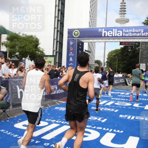 29.06.2025 - hella hamburg halbmarathon Michael Strokosch http://msf.ph/oto/8165522 29.06.2025 10:34:30 Ziel 1002, 5550, 6305, 9686, 13618, 16417, 18099 meine-sportfotos.de