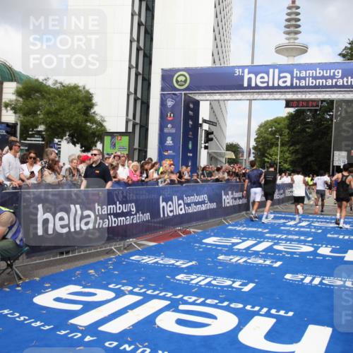 29.06.2025 - hella hamburg halbmarathon Michael Strokosch http://msf.ph/oto/8165568 29.06.2025 10:34:33 Ziel 1644, 5550, 6305, 7534, 9686, 11230, 13618, 18099 meine-sportfotos.de
