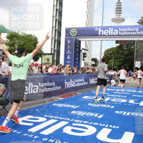 29.06.2025 - hella hamburg halbmarathon Michael Strokosch http://msf.ph/oto/8165608 29.06.2025 10:34:38 Ziel 1644, 7534, 11230, 11661, 13618, 15887, 16148, 18026 meine-sportfotos.de