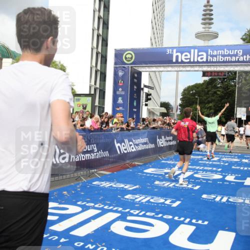 29.06.2025 - hella hamburg halbmarathon Michael Strokosch http://msf.ph/oto/8165648 29.06.2025 10:34:41 Ziel 6169, 6878, 8395, 11230, 11661, 14289, 15887, 16148, 18026 meine-sportfotos.de