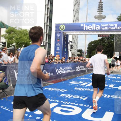 29.06.2025 - hella hamburg halbmarathon Michael Strokosch http://msf.ph/oto/8165674 29.06.2025 10:34:42 Ziel 5152, 5554, 6169, 6878, 8395, 11230, 11661, 14289, 14603, 15887, 16148, 17014, 18026 meine-sportfotos.de