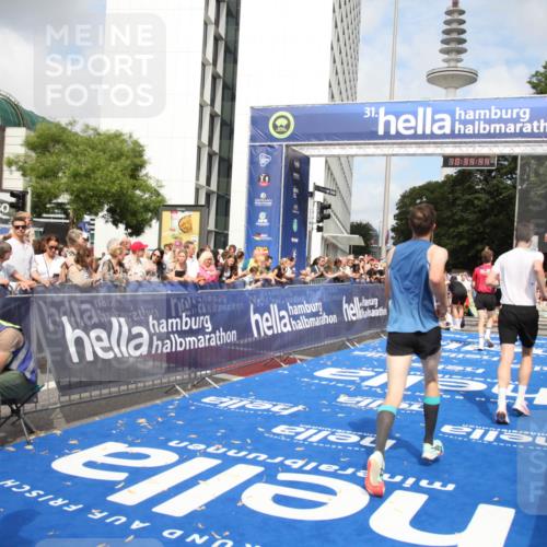 29.06.2025 - hella hamburg halbmarathon Michael Strokosch http://msf.ph/oto/8165709 29.06.2025 10:34:43 Ziel 5152, 5554, 6169, 6878, 8395, 11661, 14289, 14603, 15887, 16148, 17014, 18026 meine-sportfotos.de