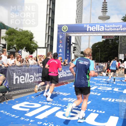 29.06.2025 - hella hamburg halbmarathon Michael Strokosch http://msf.ph/oto/8165736 29.06.2025 10:34:44 Ziel 5152, 5554, 6169, 6878, 8395, 12369, 14289, 14549, 14603, 15887, 16148, 17014, 18026 meine-sportfotos.de