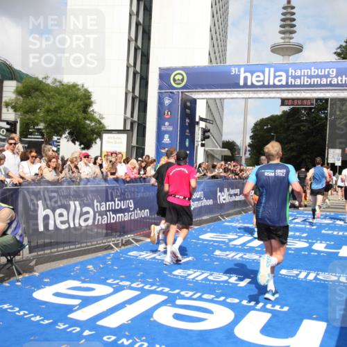 29.06.2025 - hella hamburg halbmarathon Michael Strokosch http://msf.ph/oto/8165745 29.06.2025 10:34:45 Ziel 5048, 5152, 5554, 6169, 6878, 8395, 12369, 14289, 14549, 14603, 15887, 16148, 17014, 18026 meine-sportfotos.de