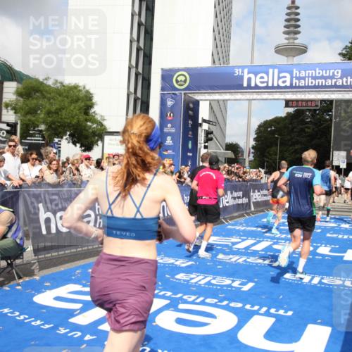 29.06.2025 - hella hamburg halbmarathon Michael Strokosch http://msf.ph/oto/8165756 29.06.2025 10:34:45 Ziel 5048, 5152, 5554, 6169, 6878, 8395, 12369, 14289, 14549, 14603, 15887, 16148, 17014, 18026 meine-sportfotos.de