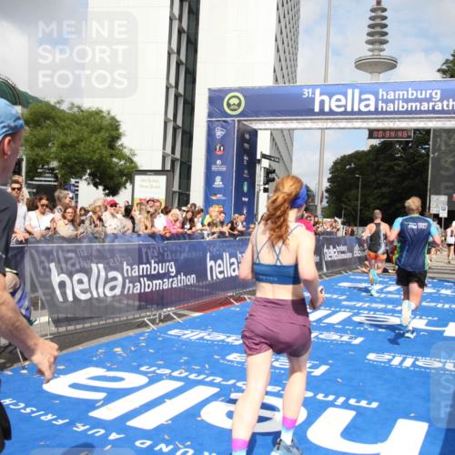 29.06.2025 - hella hamburg halbmarathon Michael Strokosch http://msf.ph/oto/8165776 29.06.2025 10:34:45 Ziel 5048, 5152, 5554, 6169, 6878, 8395, 12369, 14289, 14549, 14603, 15887, 16148, 17014, 18026 meine-sportfotos.de