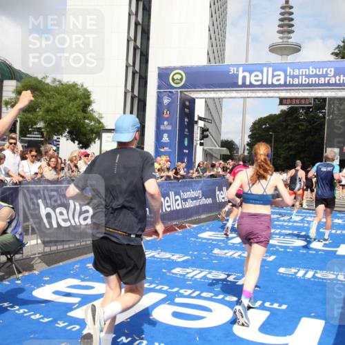 29.06.2025 - hella hamburg halbmarathon Michael Strokosch http://msf.ph/oto/8165787 29.06.2025 10:34:46 Ziel 1562, 5048, 5152, 5554, 6169, 6878, 8395, 12369, 14289, 14388, 14549, 14603, 15887, 17014, 18026, 18237 meine-sportfotos.de