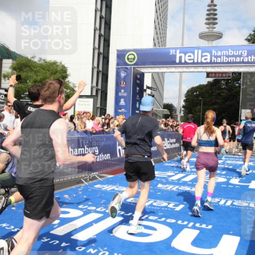 29.06.2025 - hella hamburg halbmarathon Michael Strokosch http://msf.ph/oto/8165806 29.06.2025 10:34:46 Ziel 1562, 5048, 5152, 5554, 6169, 6878, 8395, 12369, 14289, 14388, 14549, 14603, 15887, 17014, 18026, 18237 meine-sportfotos.de