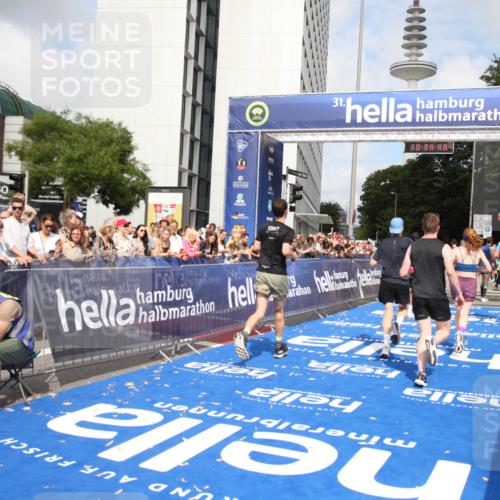 29.06.2025 - hella hamburg halbmarathon Michael Strokosch http://msf.ph/oto/8165828 29.06.2025 10:34:47 Ziel 1217, 1562, 5048, 5152, 5554, 6169, 6878, 8395, 12369, 14289, 14388, 14549, 14603, 15887, 17014, 18026, 18237 meine-sportfotos.de