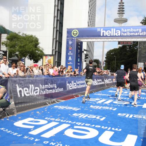 29.06.2025 - hella hamburg halbmarathon Michael Strokosch http://msf.ph/oto/8165855 29.06.2025 10:34:47 Ziel 1217, 1562, 5048, 5152, 5554, 6169, 6878, 8395, 12369, 14289, 14388, 14549, 14603, 15887, 17014, 18026, 18237 meine-sportfotos.de