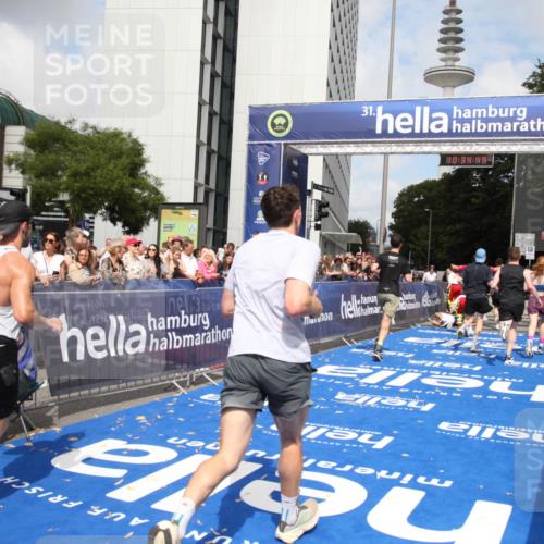 29.06.2025 - hella hamburg halbmarathon Michael Strokosch http://msf.ph/oto/8165869 29.06.2025 10:34:48 Ziel 1217, 1562, 2879, 5048, 5152, 5554, 6169, 6878, 8395, 12369, 14289, 14388, 14549, 14603, 14629, 15991, 17014, 18237 meine-sportfotos.de