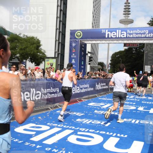 29.06.2025 - hella hamburg halbmarathon Michael Strokosch http://msf.ph/oto/8165880 29.06.2025 10:34:49 Ziel 1217, 1562, 2879, 5048, 5152, 5554, 6878, 8395, 12369, 14289, 14388, 14549, 14603, 14629, 15991, 17014, 18237 meine-sportfotos.de