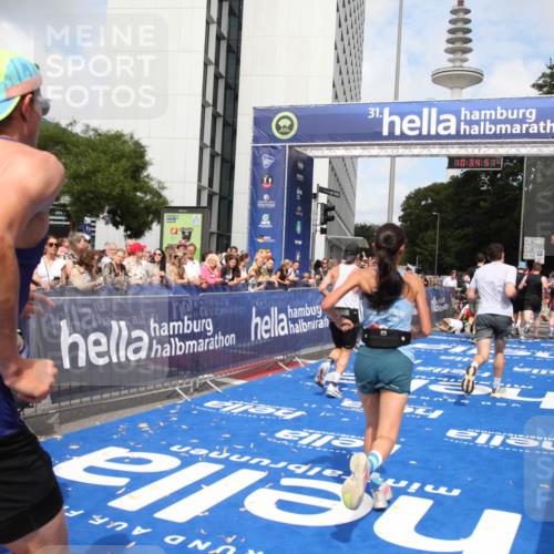 29.06.2025 - hella hamburg halbmarathon Michael Strokosch http://msf.ph/oto/8165886 29.06.2025 10:34:50 Ziel 1217, 1562, 2879, 5048, 5152, 5554, 8395, 12369, 14289, 14388, 14549, 14603, 14629, 15991, 17014, 18237 meine-sportfotos.de