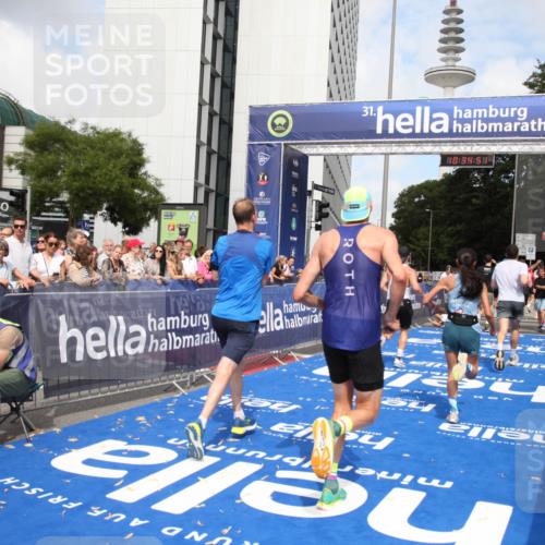 29.06.2025 - hella hamburg halbmarathon Michael Strokosch http://msf.ph/oto/8165904 29.06.2025 10:34:50 Ziel 1217, 1562, 2879, 5048, 5152, 5554, 8395, 12369, 14289, 14388, 14549, 14603, 14629, 15991, 17014, 18237 meine-sportfotos.de