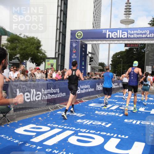 29.06.2025 - hella hamburg halbmarathon Michael Strokosch http://msf.ph/oto/8165929 29.06.2025 10:34:51 Ziel 1217, 1562, 2879, 5048, 5152, 5554, 7466, 12204, 12369, 14388, 14549, 14603, 14629, 14952, 15991, 17014, 18237, 18419 meine-sportfotos.de