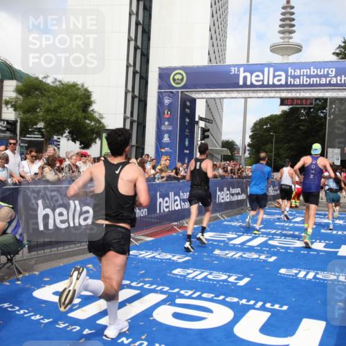 29.06.2025 - hella hamburg halbmarathon Michael Strokosch http://msf.ph/oto/8165952 29.06.2025 10:34:51 Ziel 1217, 1562, 2879, 5048, 5152, 5554, 7466, 12204, 12369, 14388, 14549, 14603, 14629, 14952, 15991, 17014, 18237, 18419 meine-sportfotos.de