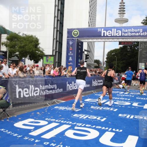 29.06.2025 - hella hamburg halbmarathon Michael Strokosch http://msf.ph/oto/8165962 29.06.2025 10:34:53 Ziel 1217, 1562, 2879, 5048, 7466, 12204, 12369, 14388, 14549, 14629, 14952, 15991, 18237, 18419, 18837 meine-sportfotos.de