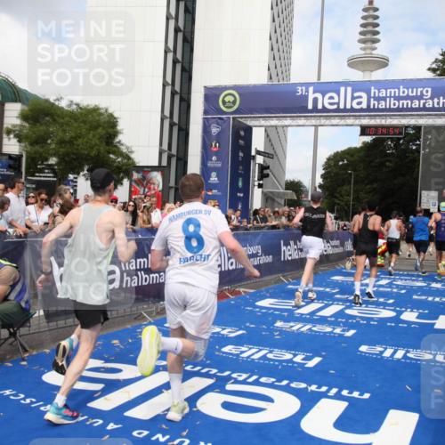 29.06.2025 - hella hamburg halbmarathon Michael Strokosch http://msf.ph/oto/8165989 29.06.2025 10:34:53 Ziel 1217, 1562, 2879, 5048, 7466, 12204, 12369, 14388, 14549, 14629, 14952, 15991, 18237, 18419, 18837 meine-sportfotos.de