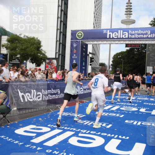 29.06.2025 - hella hamburg halbmarathon Michael Strokosch http://msf.ph/oto/8166012 29.06.2025 10:34:54 Ziel 1217, 1562, 2879, 4477, 5048, 7466, 12204, 14388, 14629, 14952, 15991, 18183, 18237, 18419, 18837 meine-sportfotos.de