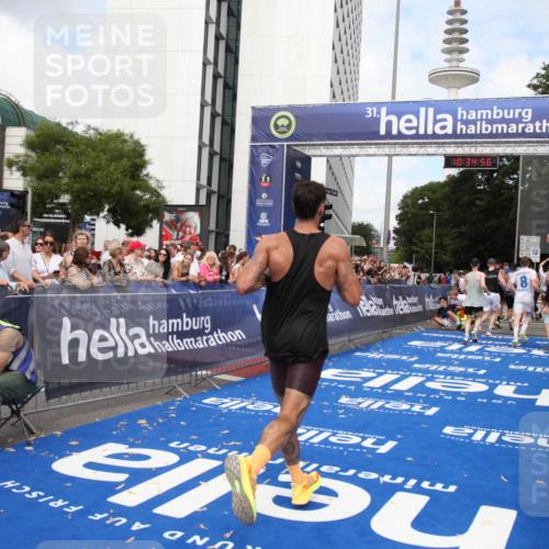 29.06.2025 - hella hamburg halbmarathon Michael Strokosch http://msf.ph/oto/8166058 29.06.2025 10:34:55 Ziel 1217, 1562, 2879, 4477, 6704, 7466, 12204, 12751, 14388, 14629, 14952, 15991, 16712, 18183, 18237, 18419, 18837 meine-sportfotos.de