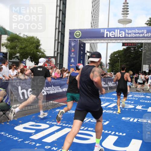 29.06.2025 - hella hamburg halbmarathon Michael Strokosch http://msf.ph/oto/8166080 29.06.2025 10:34:56 Ziel 1217, 2879, 4477, 6704, 7466, 8864, 12204, 12751, 14629, 14952, 15991, 16140, 16712, 17643, 18183, 18220, 18419, 18837 meine-sportfotos.de