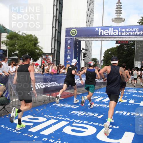 29.06.2025 - hella hamburg halbmarathon Michael Strokosch http://msf.ph/oto/8166119 29.06.2025 10:34:56 Ziel 1217, 2879, 4477, 6704, 7466, 8864, 12204, 12751, 14629, 14952, 15991, 16140, 16712, 17643, 18183, 18220, 18419, 18837 meine-sportfotos.de