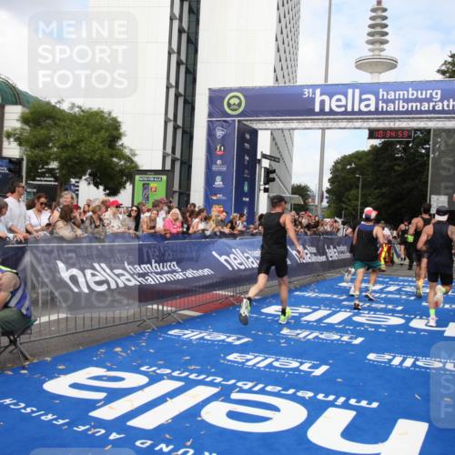 29.06.2025 - hella hamburg halbmarathon Michael Strokosch http://msf.ph/oto/8166143 29.06.2025 10:34:57 Ziel 2879, 4477, 6704, 7466, 8864, 12204, 12751, 14629, 14952, 15991, 16140, 16712, 17643, 18183, 18220, 18419, 18837 meine-sportfotos.de