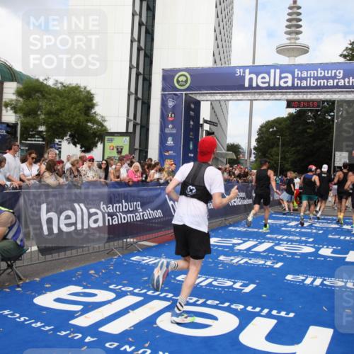 29.06.2025 - hella hamburg halbmarathon Michael Strokosch http://msf.ph/oto/8166170 29.06.2025 10:34:58 Ziel 4477, 6704, 7466, 8864, 12204, 12751, 14952, 15902, 16140, 16177, 16712, 17643, 18183, 18220, 18419, 18837 meine-sportfotos.de