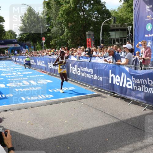 29.06.2025 - hella hamburg halbmarathon Zöllner http://msf.ph/oto/8166216 29.06.2025 10:11:13 Ziel 46 meine-sportfotos.de