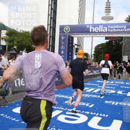 29.06.2025 - hella hamburg halbmarathon Michael Strokosch http://msf.ph/oto/8166217 29.06.2025 10:34:59 Ziel 4477, 6704, 7466, 8864, 12044, 12204, 12751, 14952, 15391, 15902, 16140, 16177, 16712, 17643, 18183, 18220, 18419, 18837 meine-sportfotos.de