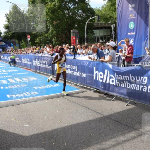 29.06.2025 - hella hamburg halbmarathon Zöllner http://msf.ph/oto/8166226 29.06.2025 10:11:13 Ziel 46 meine-sportfotos.de