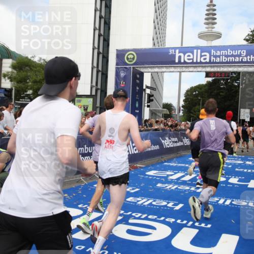 29.06.2025 - hella hamburg halbmarathon Michael Strokosch http://msf.ph/oto/8166267 29.06.2025 10:35:00 Ziel 4477, 6704, 7466, 8864, 12044, 12204, 12751, 14952, 15391, 15902, 16140, 16177, 16712, 17643, 18183, 18220, 18419, 18837 meine-sportfotos.de