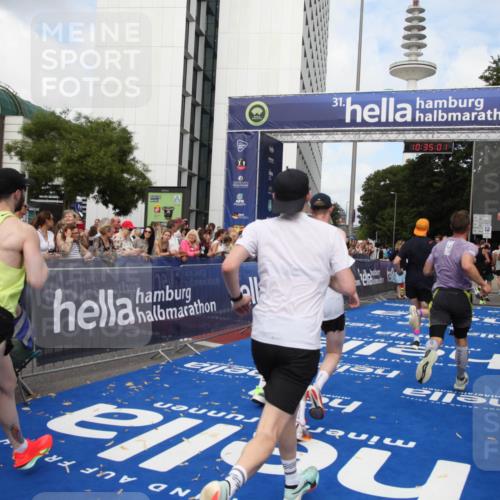 29.06.2025 - hella hamburg halbmarathon Michael Strokosch http://msf.ph/oto/8166295 29.06.2025 10:35:00 Ziel 4477, 6704, 7466, 8864, 12044, 12204, 12751, 14952, 15391, 15902, 16140, 16177, 16712, 17643, 18183, 18220, 18419, 18837 meine-sportfotos.de