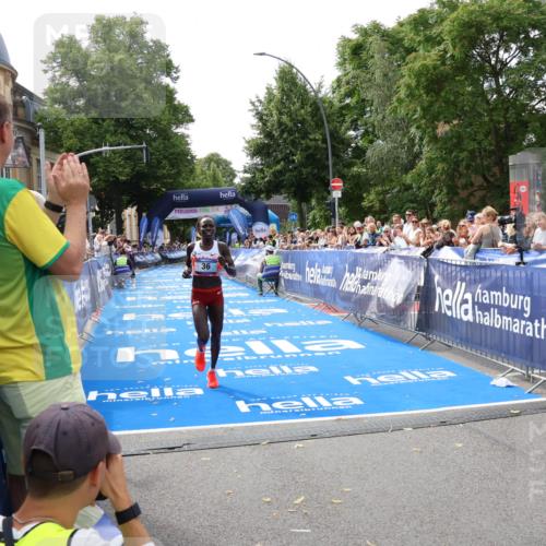 29.06.2025 - hella hamburg halbmarathon Zöllner http://msf.ph/oto/8166306 29.06.2025 10:12:02 Ziel 36 meine-sportfotos.de