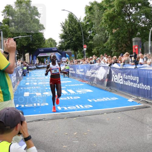 29.06.2025 - hella hamburg halbmarathon Zöllner http://msf.ph/oto/8166311 29.06.2025 10:12:02 Ziel 36 meine-sportfotos.de