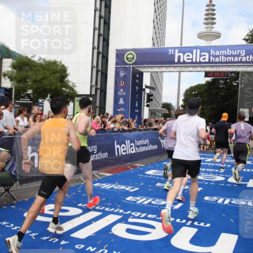 29.06.2025 - hella hamburg halbmarathon Michael Strokosch http://msf.ph/oto/8166320 29.06.2025 10:35:00 Ziel 4477, 6704, 7466, 8864, 12044, 12204, 12751, 14952, 15391, 15902, 16140, 16177, 16712, 17643, 18183, 18220, 18419, 18837 meine-sportfotos.de