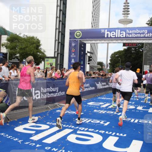 29.06.2025 - hella hamburg halbmarathon Michael Strokosch http://msf.ph/oto/8166341 29.06.2025 10:35:01 Ziel 4477, 6704, 8864, 12044, 12751, 15391, 15902, 16140, 16177, 16712, 17643, 18183, 18220, 18837 meine-sportfotos.de