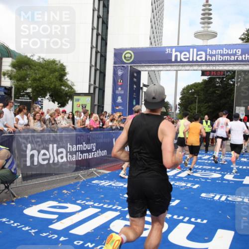 29.06.2025 - hella hamburg halbmarathon Michael Strokosch http://msf.ph/oto/8166354 29.06.2025 10:35:01 Ziel 4477, 6704, 8864, 12044, 12751, 15391, 15902, 16140, 16177, 16712, 17643, 18183, 18220, 18837 meine-sportfotos.de